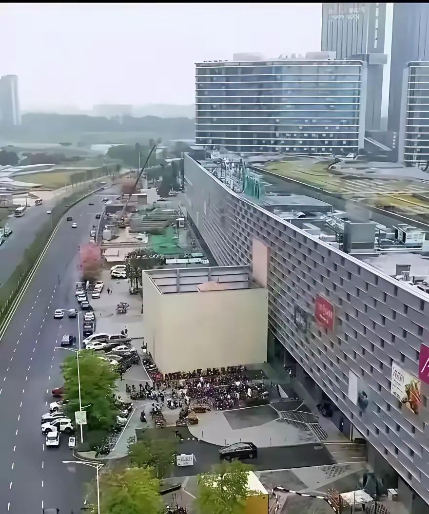这房子被围起来，一点采光也没有，房主此刻应该非常懊恼当初没有同意拿拆迁款吧！