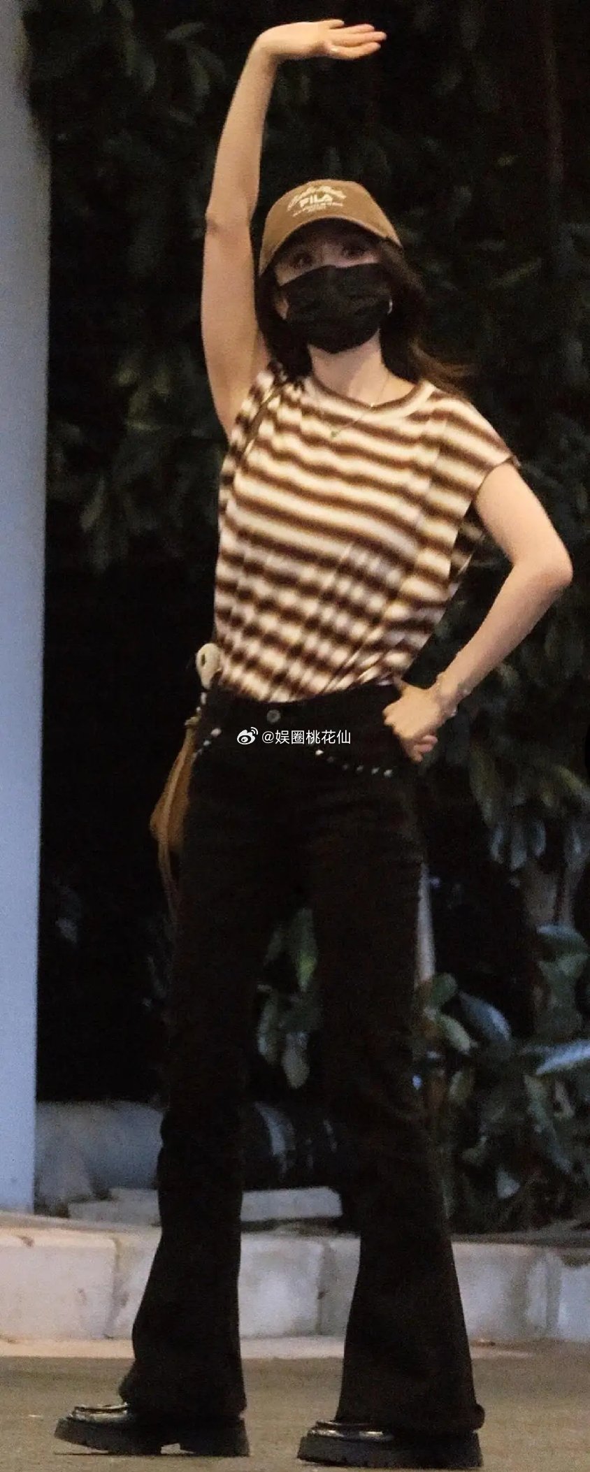 杨幂机场出发照，穿条纹短袖配黑色喇叭裤，好优越的身材比例​​​