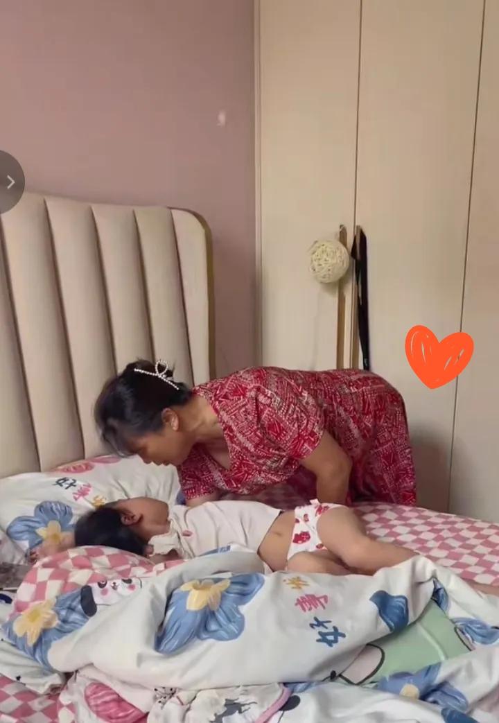 把婆婆接来看孩子后来我才发现没有养老金的婆婆做啥都小心翼翼所以我决定以