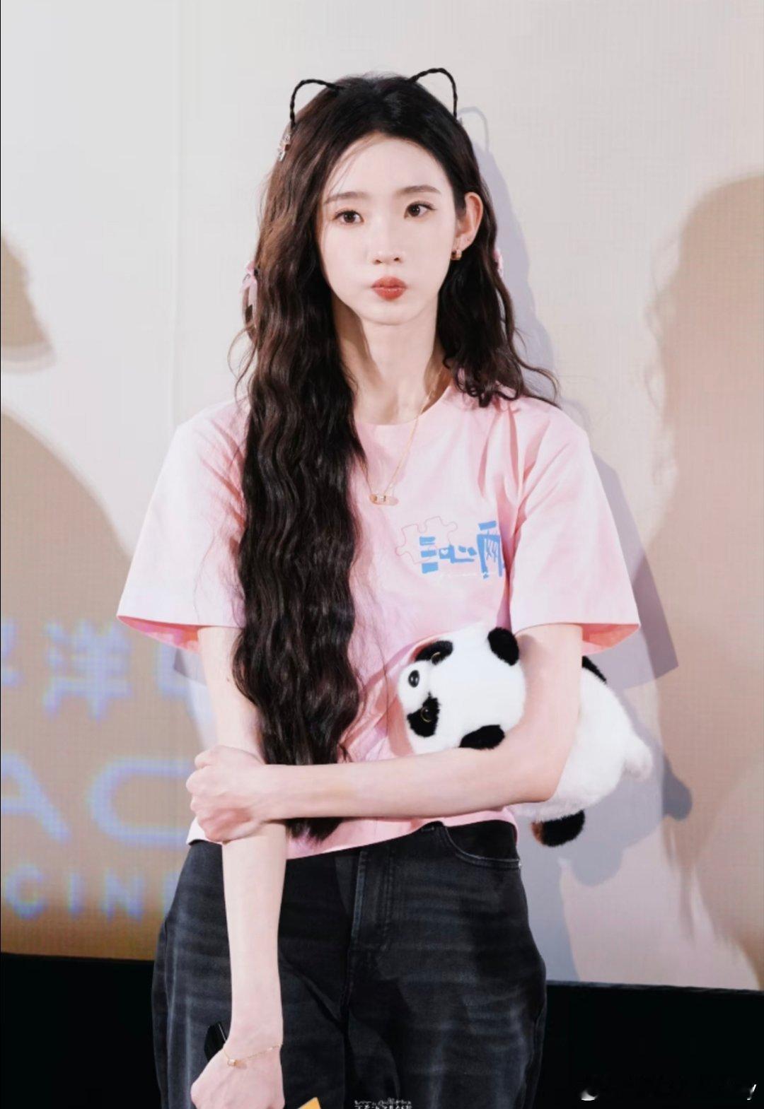 张艺凡没有不摸小猫的义务张艺凡完全演我看到小猫反应被猫咪吸引的张艺凡好可爱，这