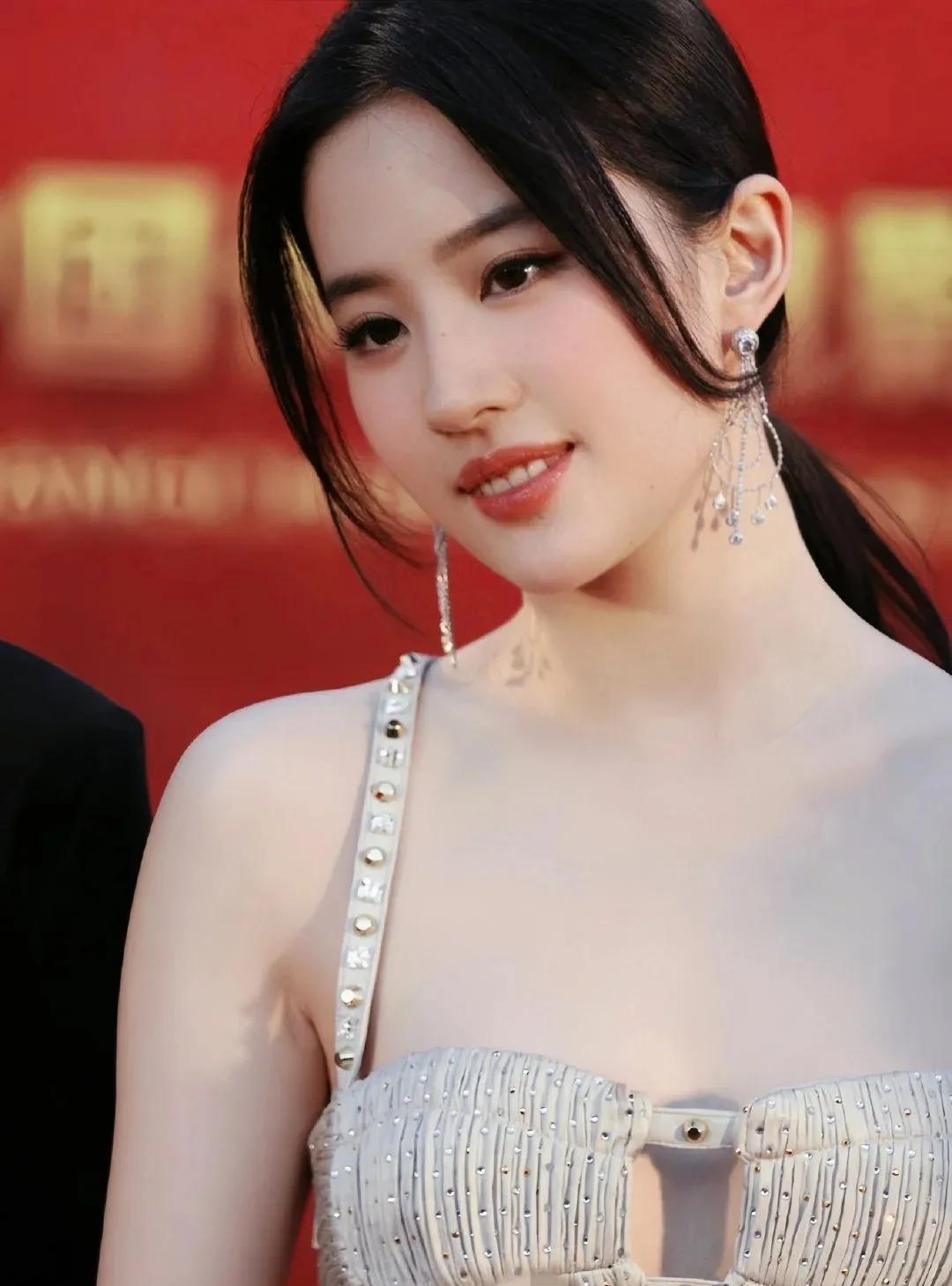 刘亦菲身材绝了，肤如凝脂，丰腴又不胖，特别美。#明星刘亦菲#