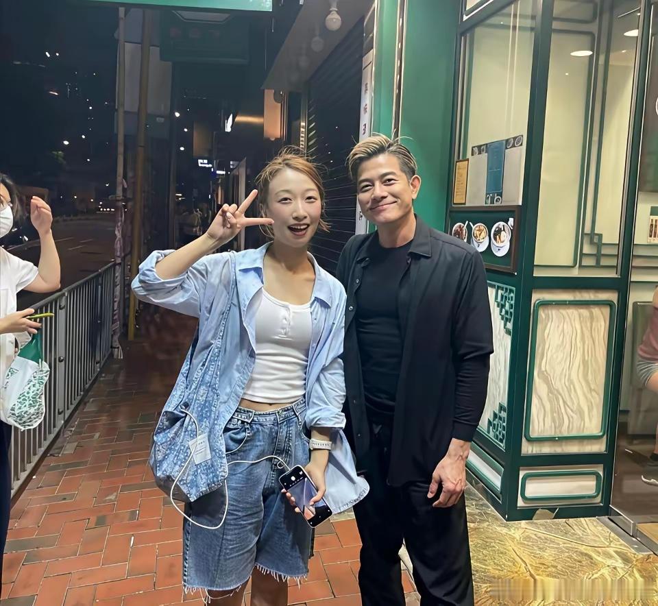 已经60岁的郭富城，在铜锣湾街头被路人偶遇。染着浅黄发型，一身黑衣搭配帆布鞋，身