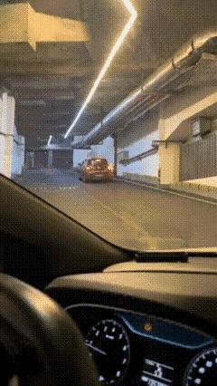 前面的难道是著名的手动挡新手司机？[捂脸哭]