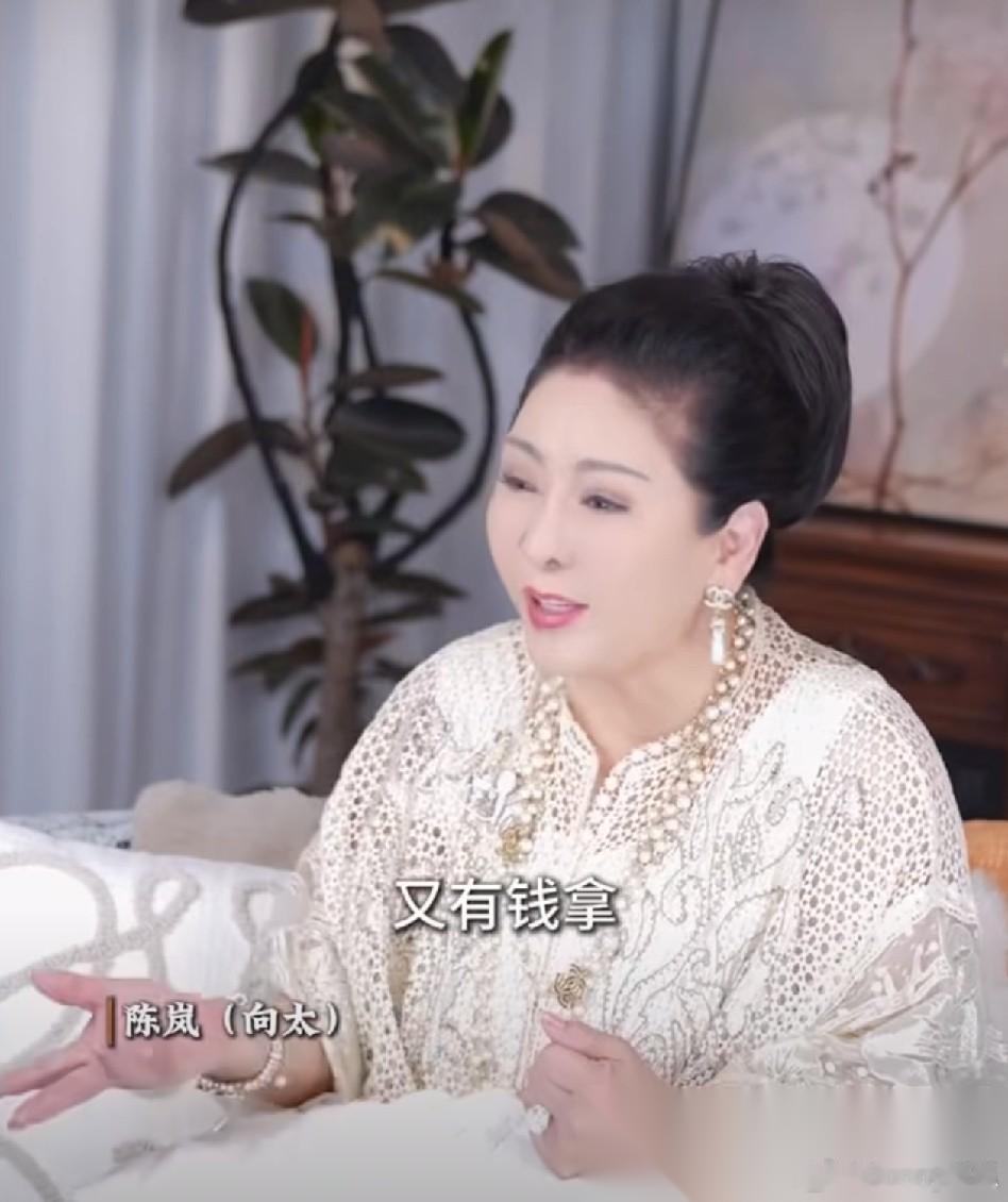 6月12日晚上，一向低调的郭碧婷，突然冲上了热搜。原因是向太爆料，郭碧婷生二胎时