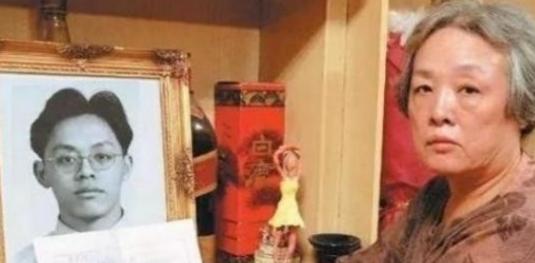 1997年，士兵江国庆强奸女童被判死刑，枪决前江国庆咬牙切齿地诅咒说：“人不是我