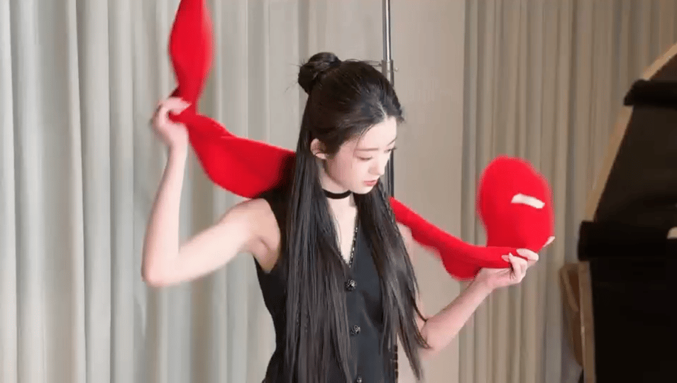 黄杨钿甜正是爱拍照的年纪黄杨钿甜拍了北京著名打卡地黄杨钿甜真的把少女感拿捏住了！