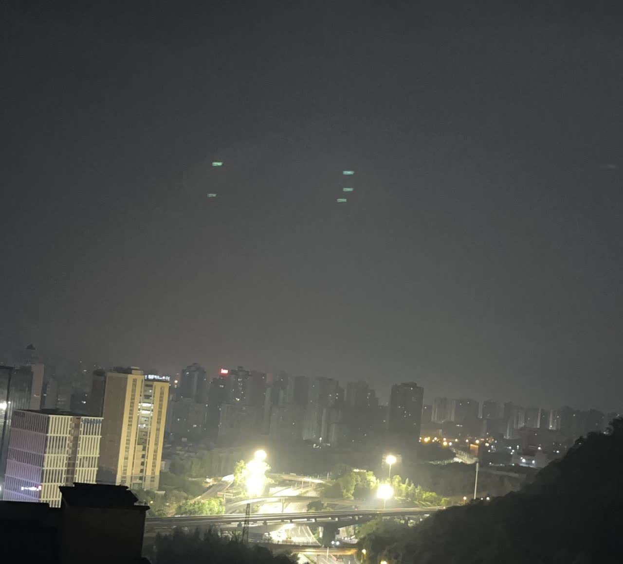 您绝对想不到，半夜三更，一同事语音，让我到九街某酒吧接他。然后，开车在把他送回家