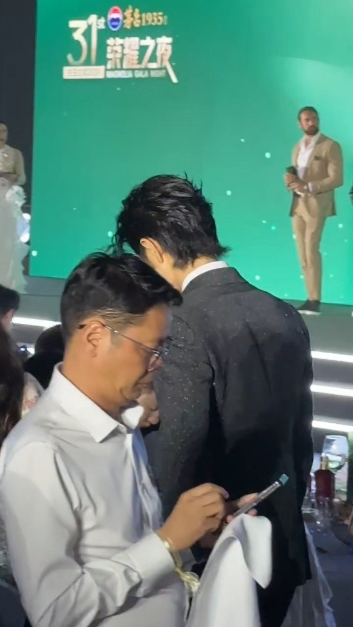 肖战来白玉兰提名晚宴内场啦，还在和郑晓龙导演热聊，我们藏海传剧组又重聚啦！就是没