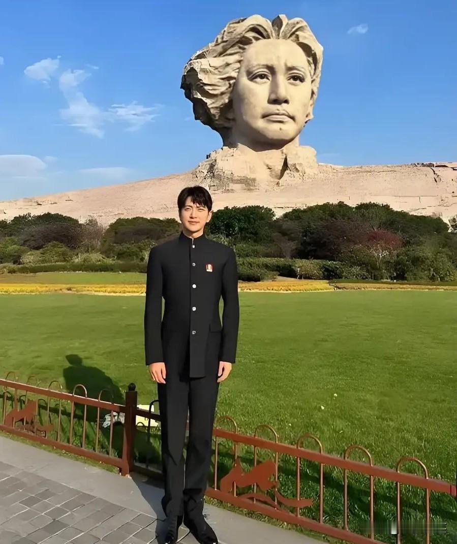 王仁君不仅形似神似，心更似，他来到了橘子洲头，接受心灵的洗礼，向伟人汇报，请伟