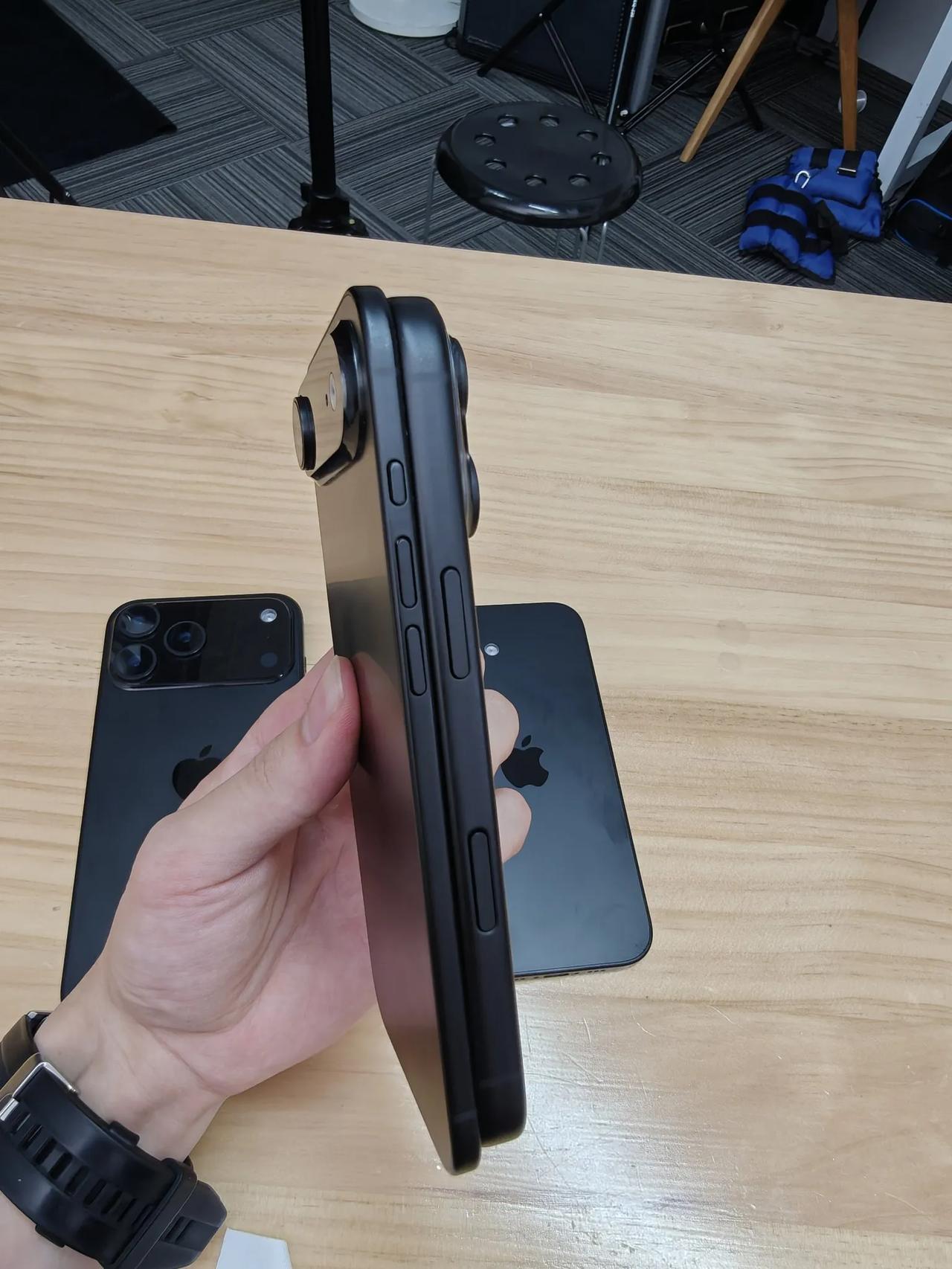 iPhone17Air比小屏17Pro还薄这么多！摸到了iPhone17