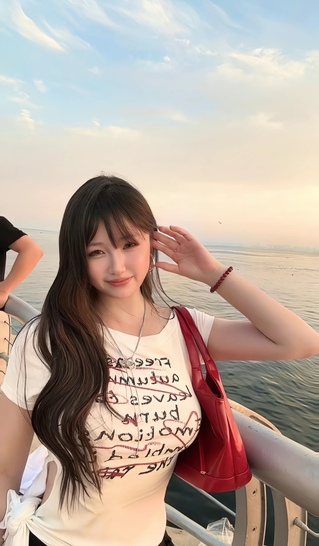 船上吹风，阳光正好，微风轻拂，心情舒畅。🌊🌞💙