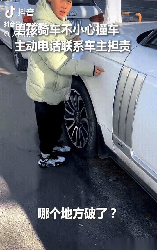 “快跑啊！车主不在！”路人扯着嗓子喊。两个男孩杵在呼和浩特的寒风里，盯着那辆