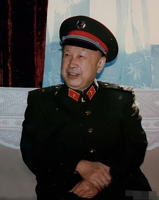 钱学森到底是什么军衔？这个问题，许多人翻来覆去问过。那张军装照里，帽徽红