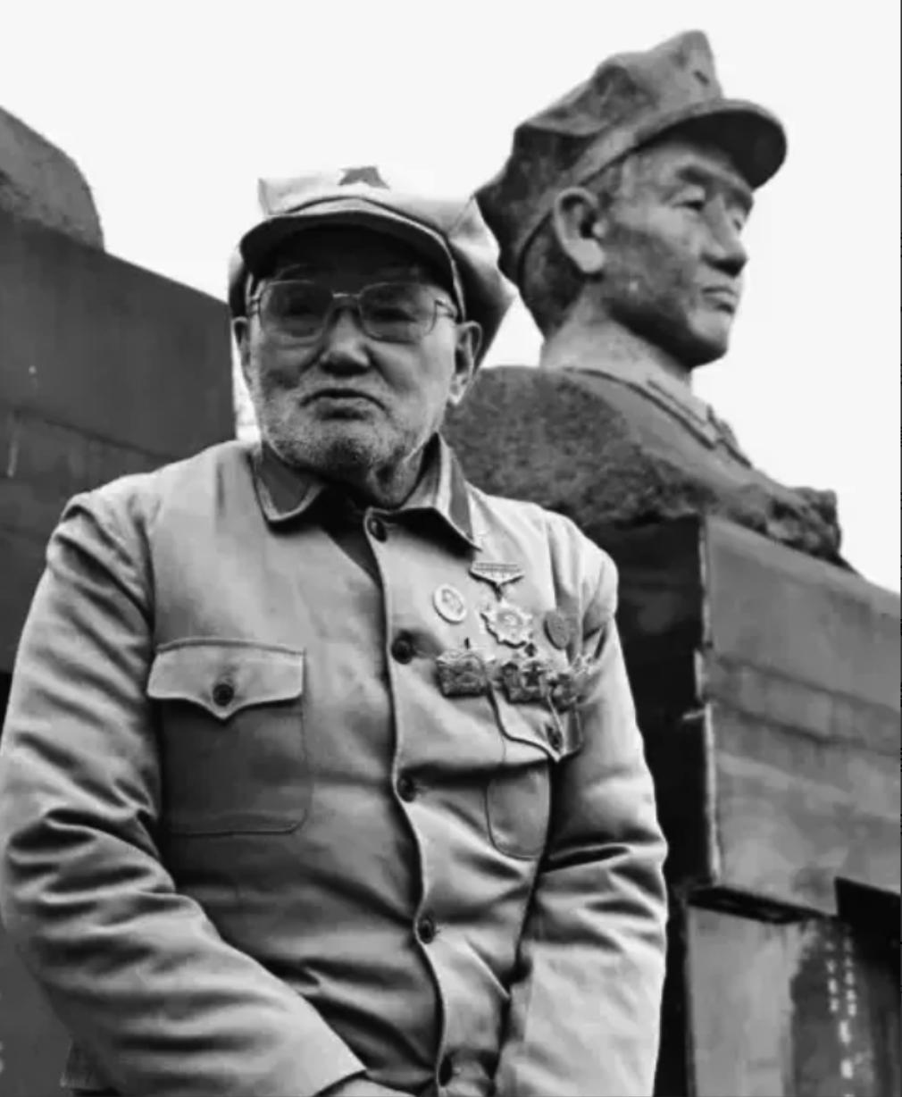 1940年6月，刘洪才遇五名民兵。他笑着递烟：“来，抽根烟。”话音未落，刺刀直刺