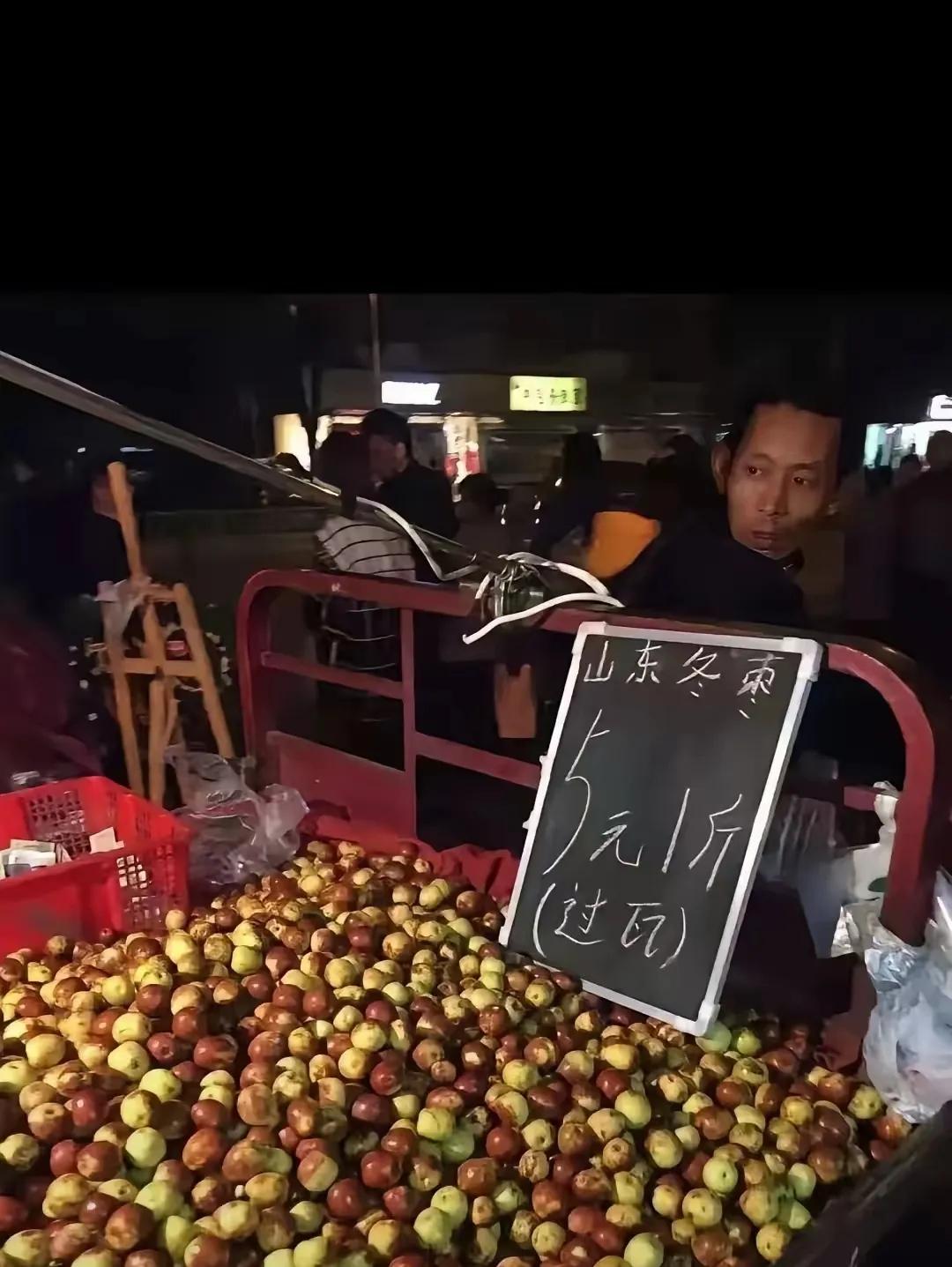 路上瞅见个卖冬枣的大哥，牌子写着“山东冬枣5元一斤，过瓦”，当场懵了！“过瓦”是