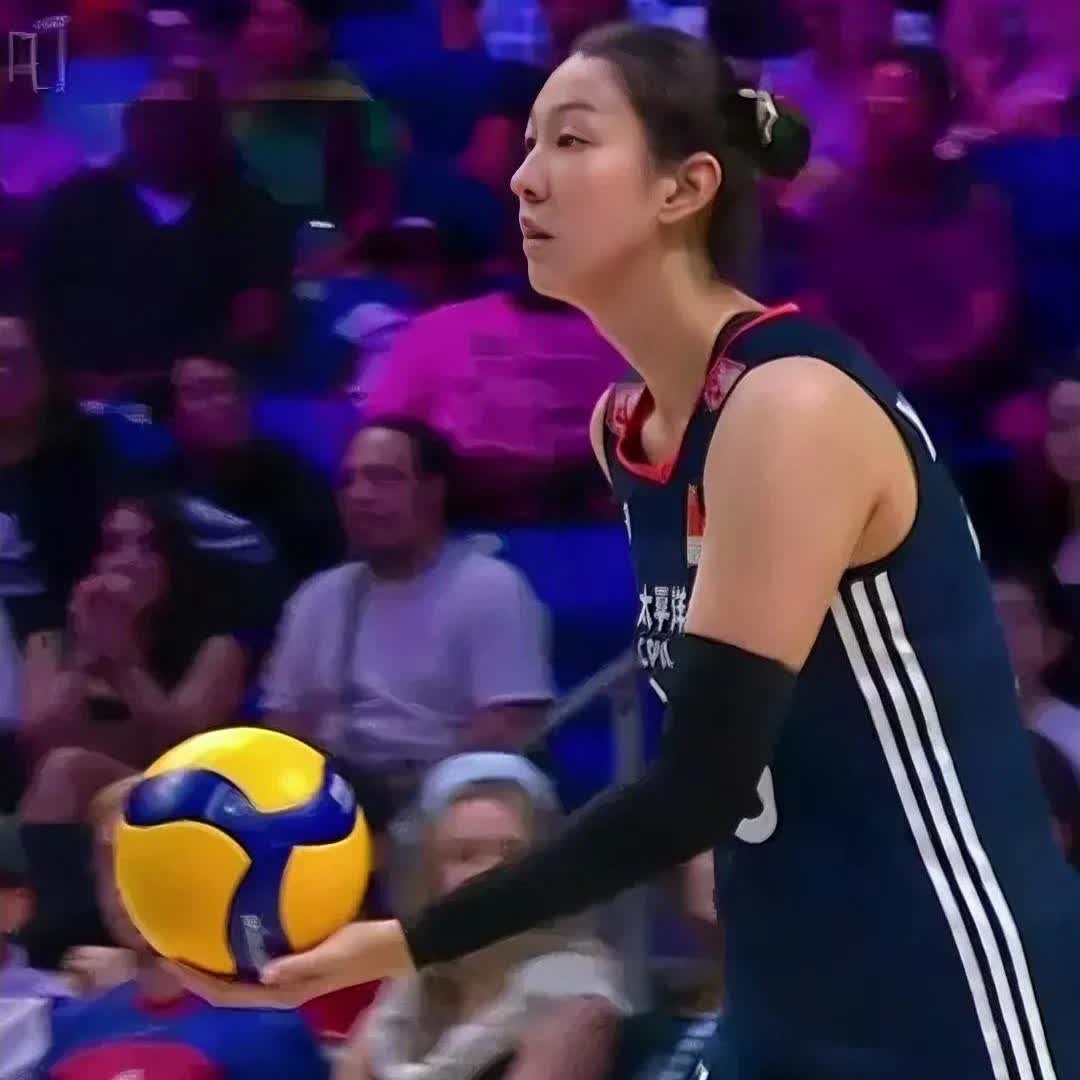 真不容易，杨舒茗终于靠拦网得了一分。这也是12场比赛，拿的唯一一分。是她