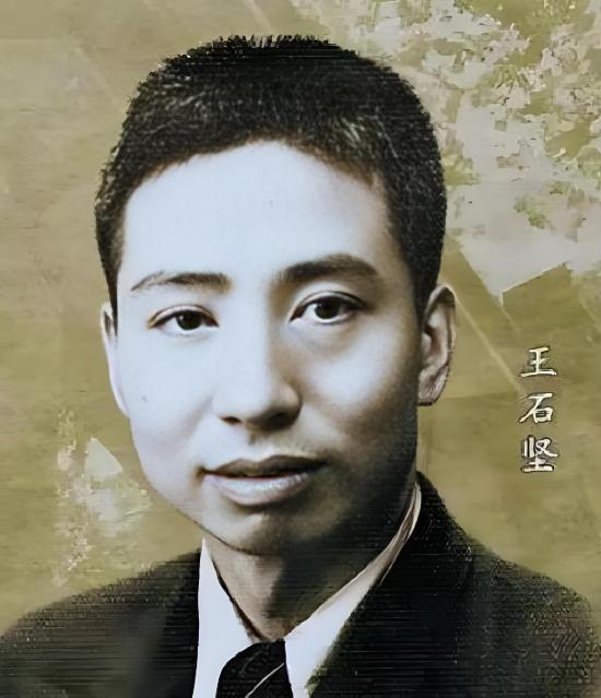 1957年寒冬，北京医院重症监护室外，周总理紧握听筒的手微微颤抖。病床上，被誉为