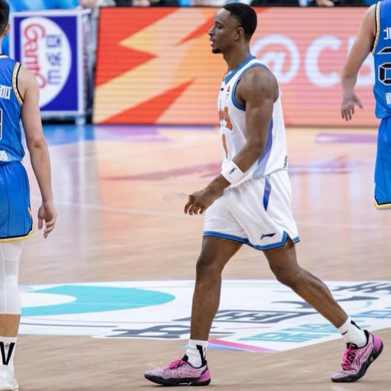 北京首钢北京男篮刚刚过完26岁生日的前首钢外援纳托尔更新社交媒体“𝟐𝟔🎈