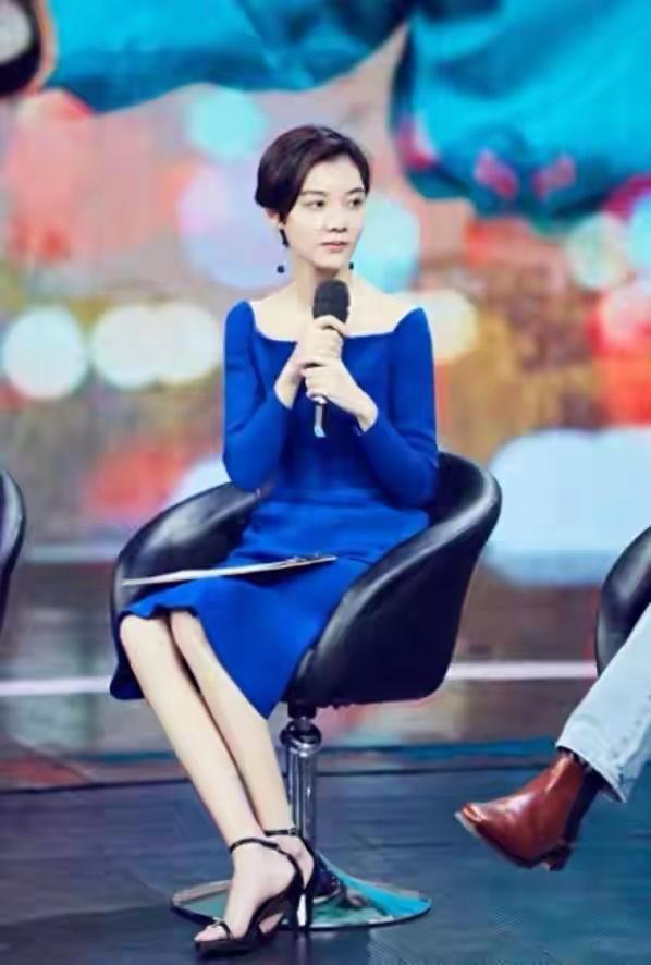 年过40岁的车晓和年轻时一样，身材苗条、面部没有一丝赘肉，看着很像二十多岁的人。