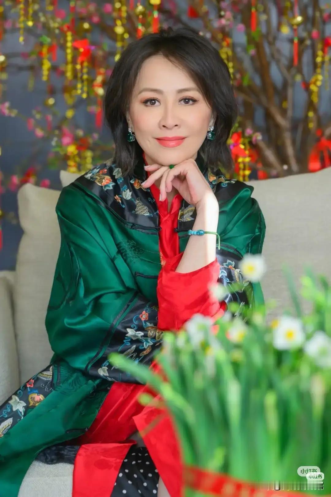 圣诞夜，她没穿红毛衣。刘嘉玲用一件刺绣外套，把香港Disco舞厅的鎏金光影