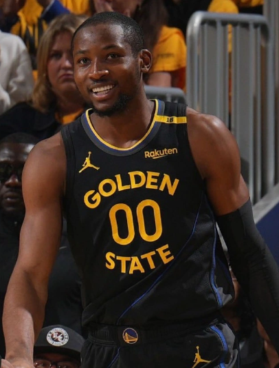 库明加情商真是高。这样做是几乎是满分的。赛季一开始，明知道要被交易，在巴特勒的