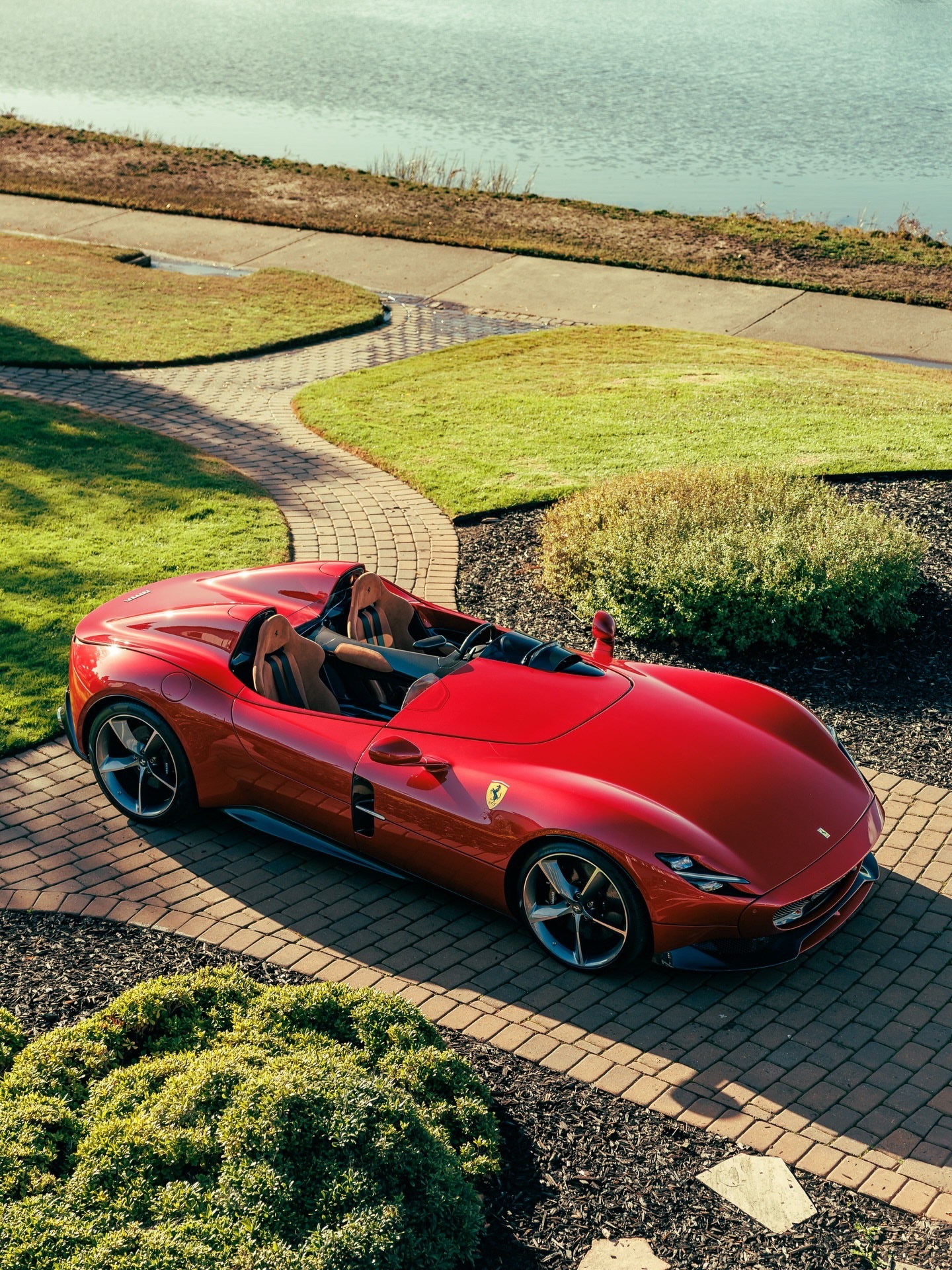 法拉利SP2Monza法拉利限量版“Icona”系列中的一款罕见无顶双座“巴切