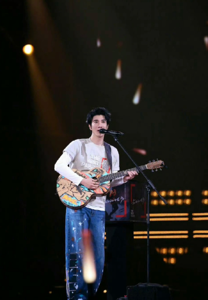 南京演唱会点歌环节中，王力宏随机抽取歌迷留言卡，首位抽中的卡片赫然写着：“反正你