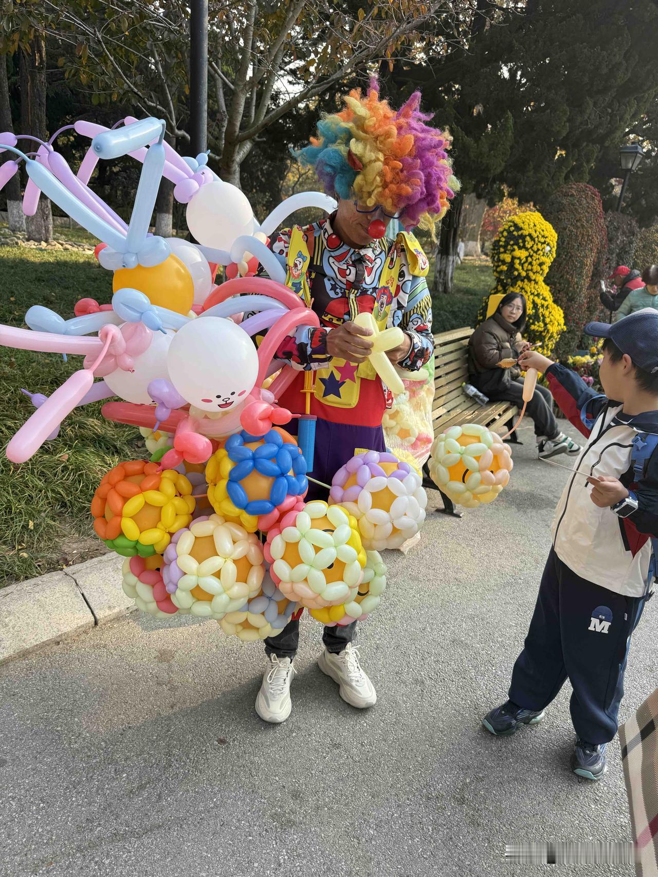 冬日生活打卡季这是2025年的菊花展上的年轻小伙子，我每年都看到他这身打扮真的是