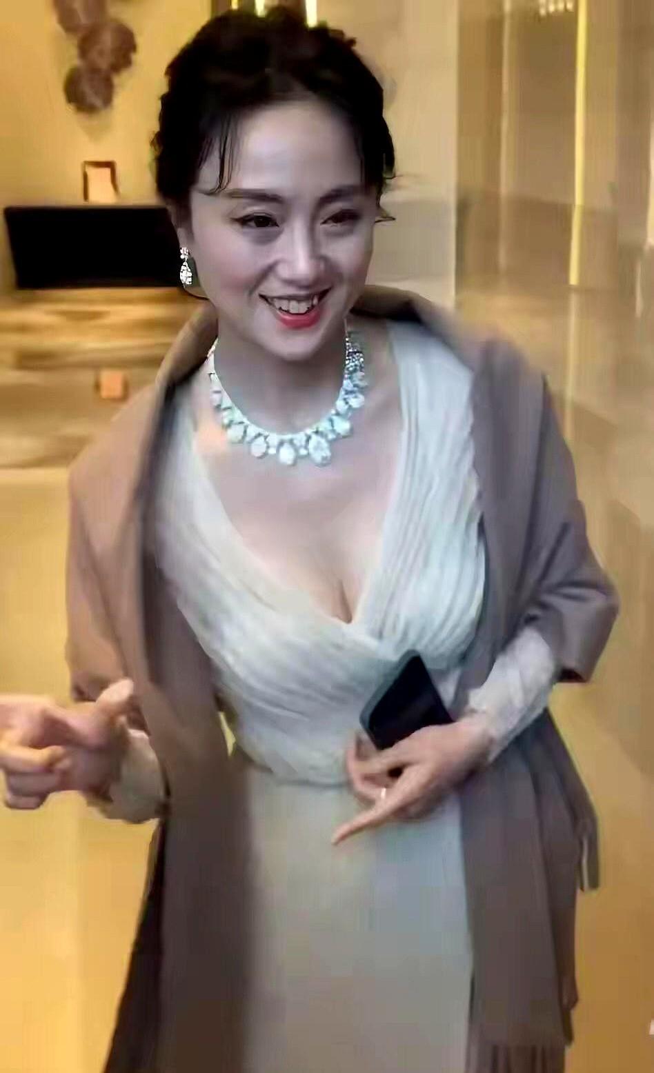 看到朱媛媛患癌这个词条突然冲上热搜，手里的瓜子都惊掉了！那个笑起来带着小虎牙