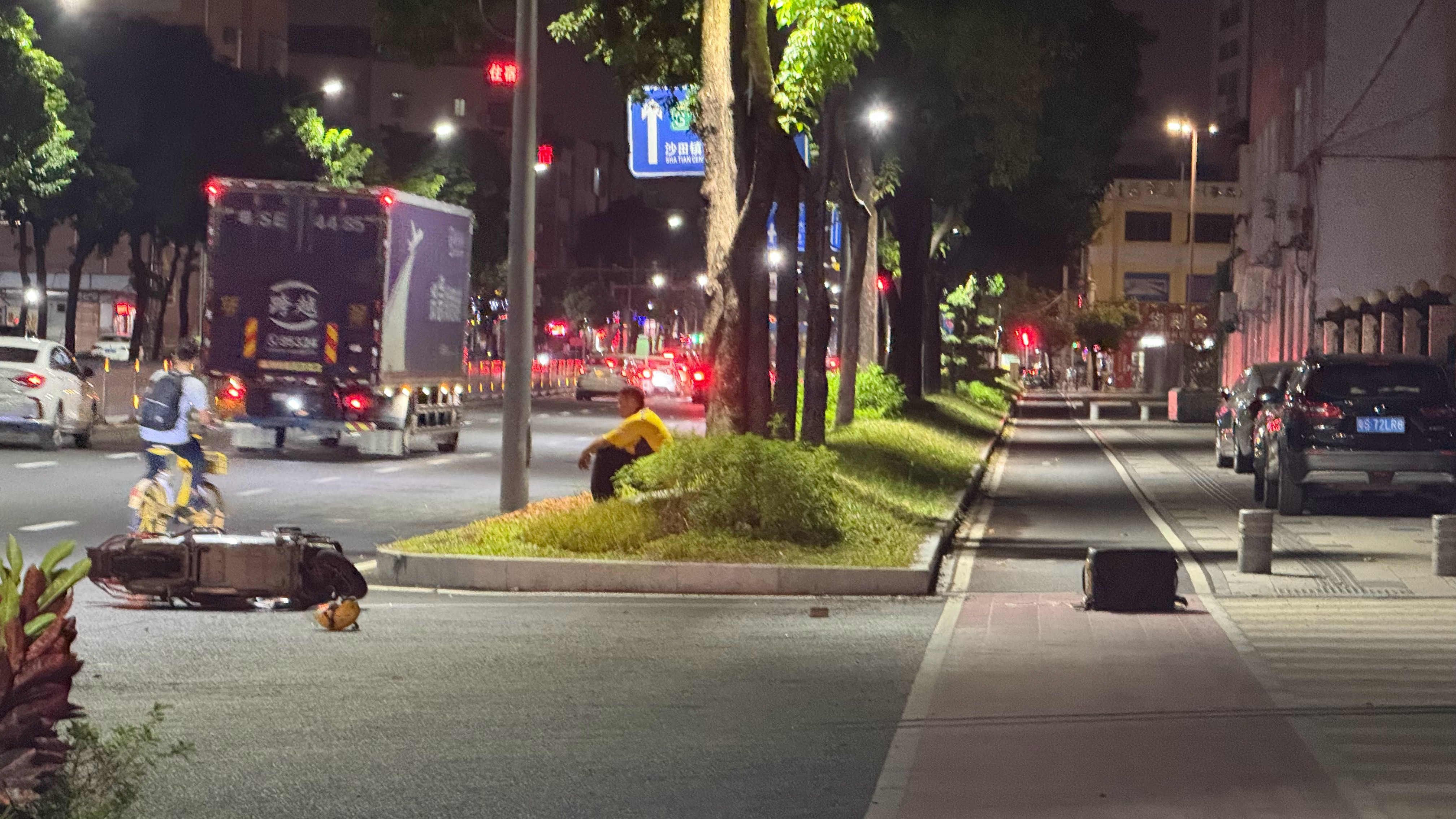 跑步回来的路上遇见了一送外卖小哥在砸自己的车先是踩后视镜左右灯拿砖头砸大灯再站车上跳起来踩…存放外卖