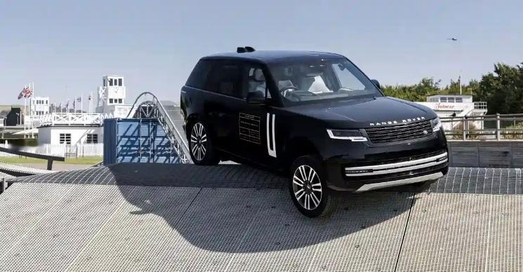 路虎揽胜纯电动版原型车发布量产版年内首发2026年海外上市该车是路虎旗下首