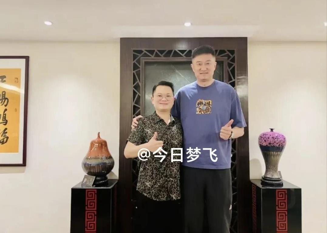 广东队首训，主教练杜锋去哪儿了？日前，广东队集结并开始首日训练，首训由助教扫地