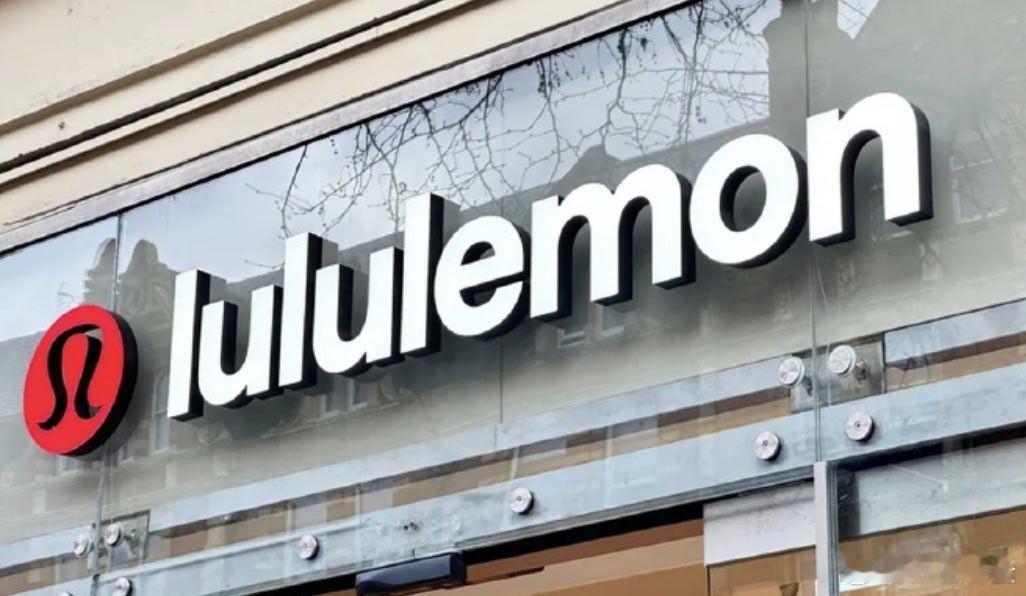 【Lululemon第二季度净营收同比下降4%】日前，加拿大瑜伽服品牌Lulul