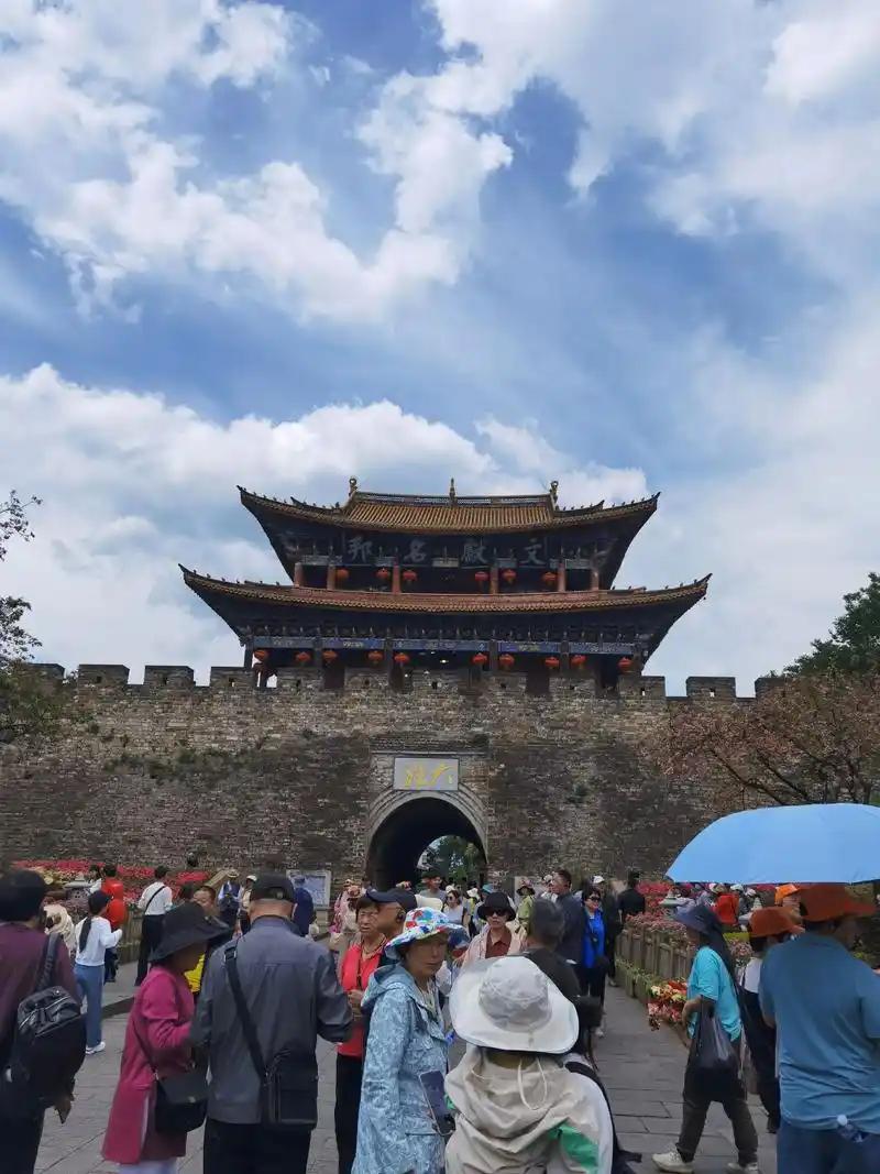 奉劝大家五一假期要是手头没有钱，咱就活通透点，千万别出去旅游！你想想，