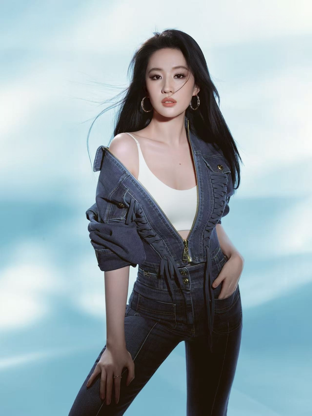 刘亦菲行走的玫瑰花茜茜牛仔妆造内衣代言好酷好美