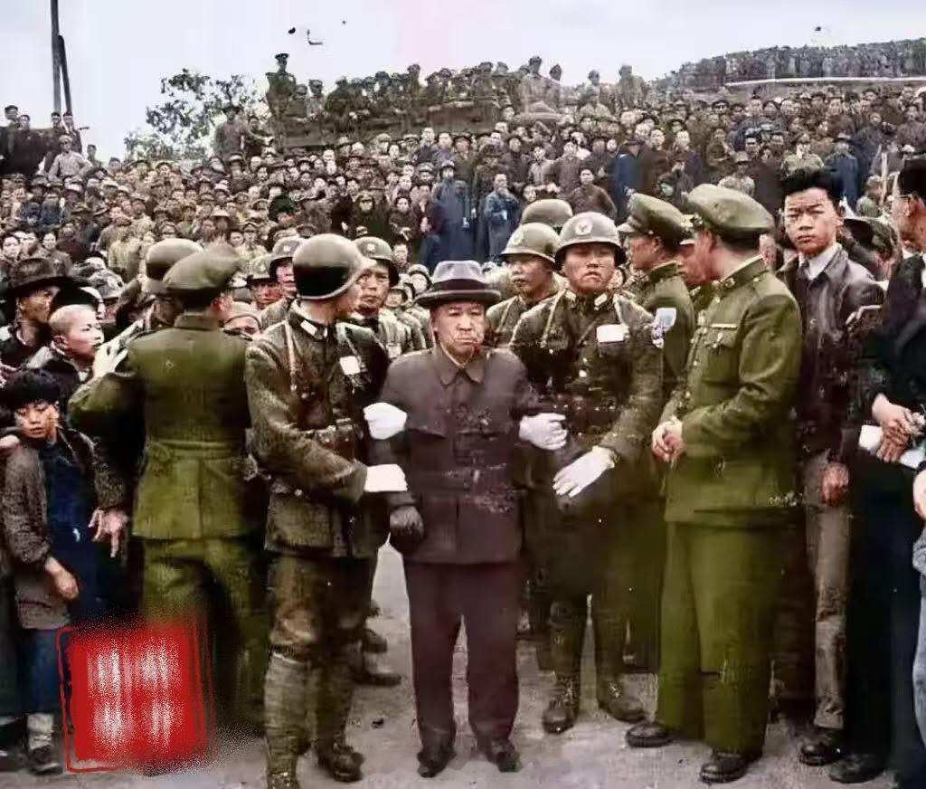 1947年，南京雨花台，日军中将谷寿夫被押解至此，即将处决时的老照片，现场已经挤