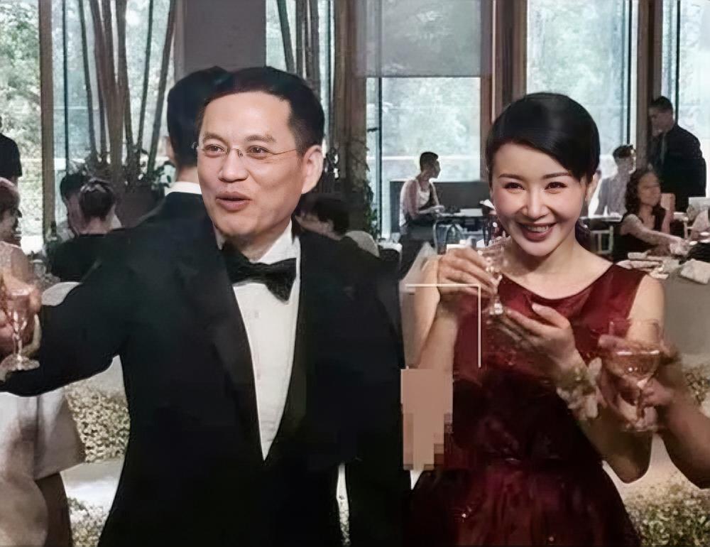 我发现：孙菲菲在离婚后，有一个非常特别的行为模式，她持续在社交媒体上吐槽前夫