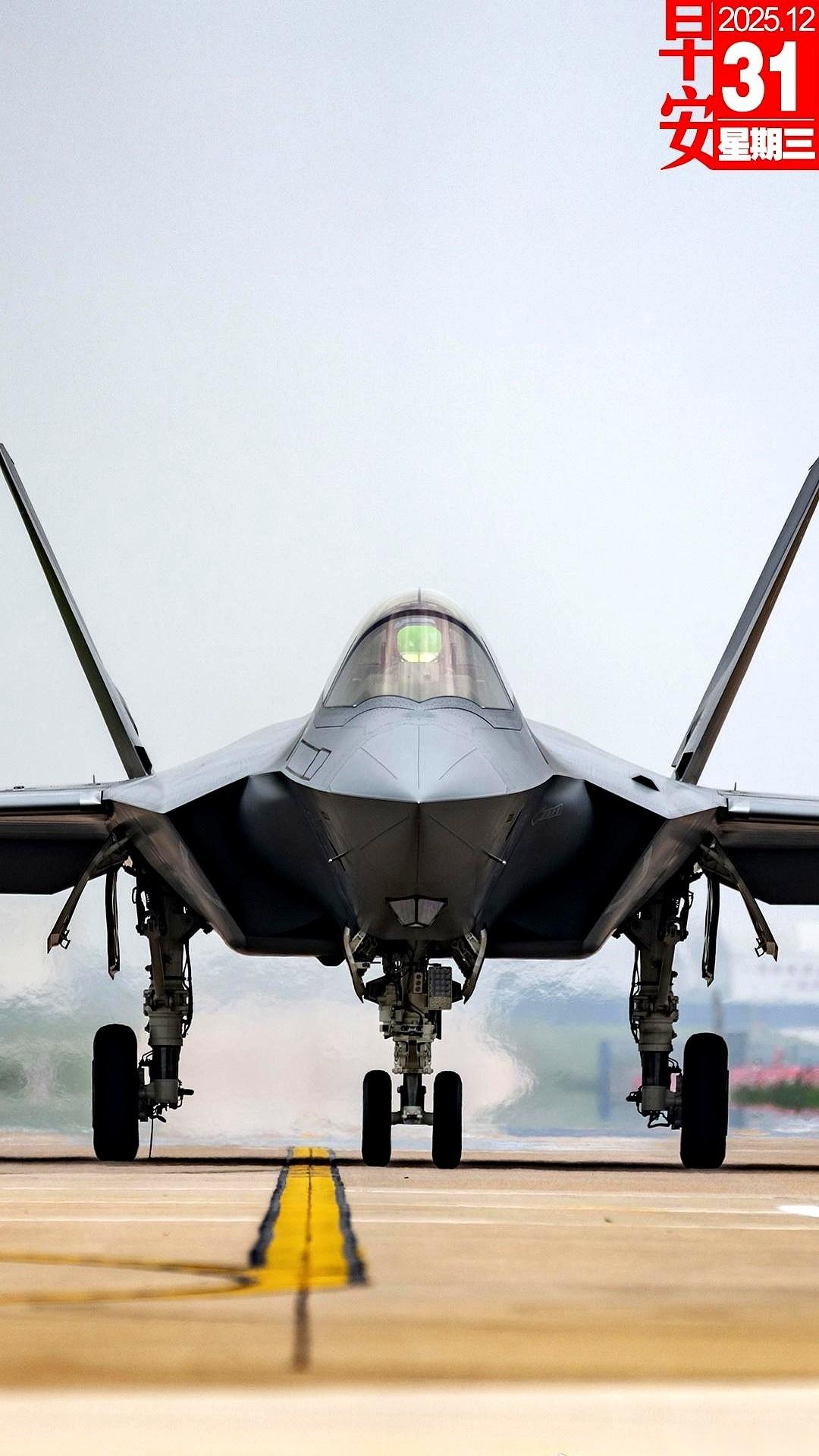 两张脸，怼到你面前。一边是威龙J-20，一边是海鹘鹰J-35。中国空军的“王