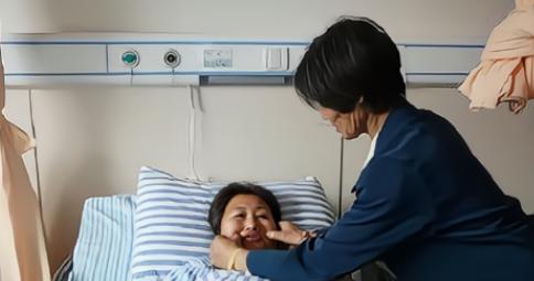 2004年，东北女孩车祸后成了植物人，被父母狠心抛弃。结果一个女护工却甘愿无偿照