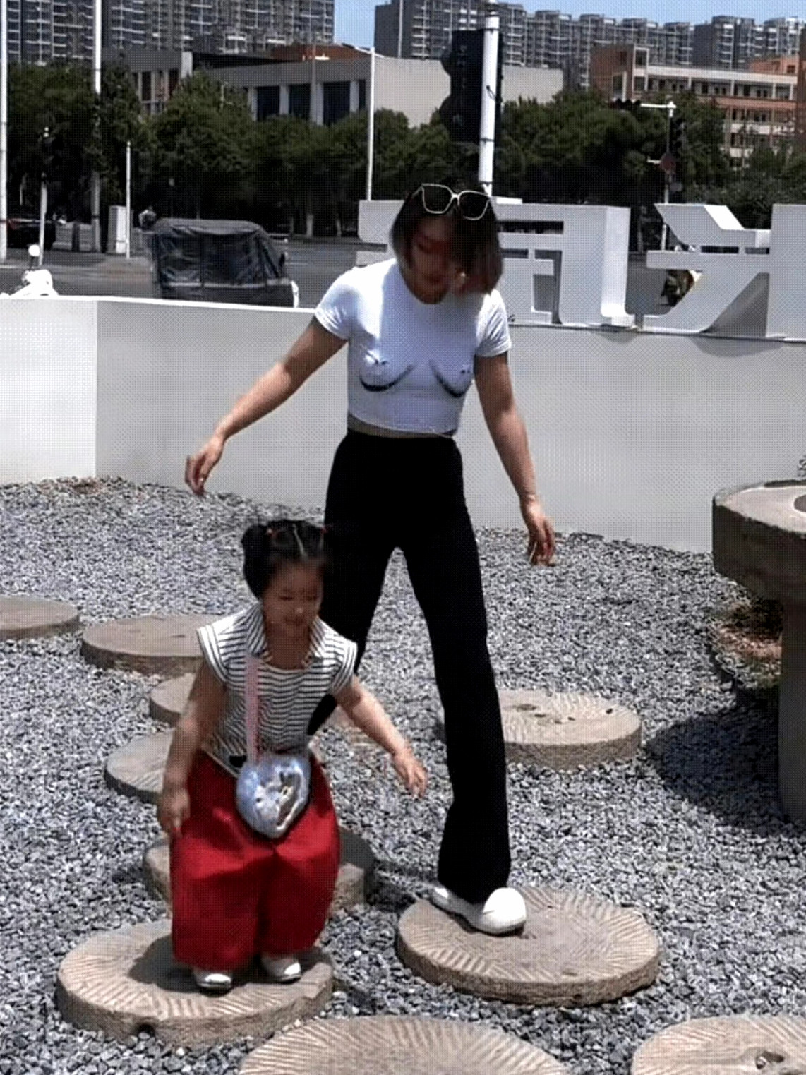 这衣服设计得也过于大胆了….