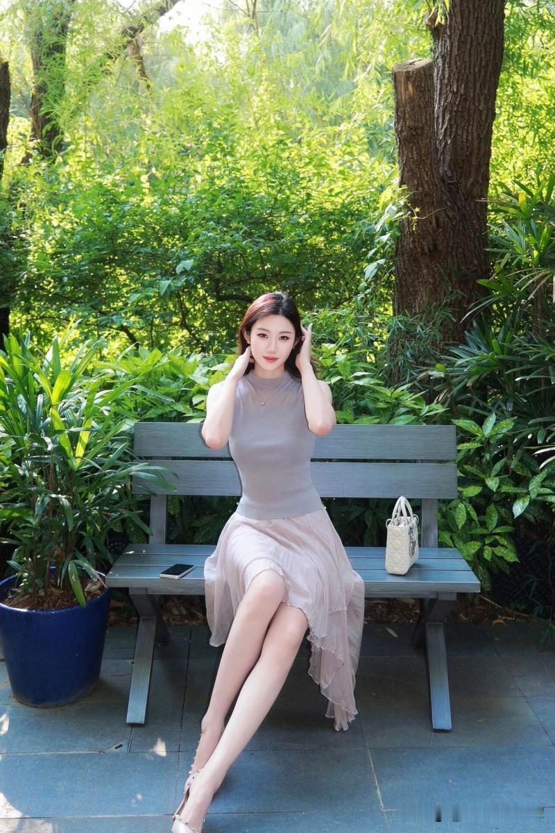 优雅咖啡馆里的甜美少女，享受宁静时光
