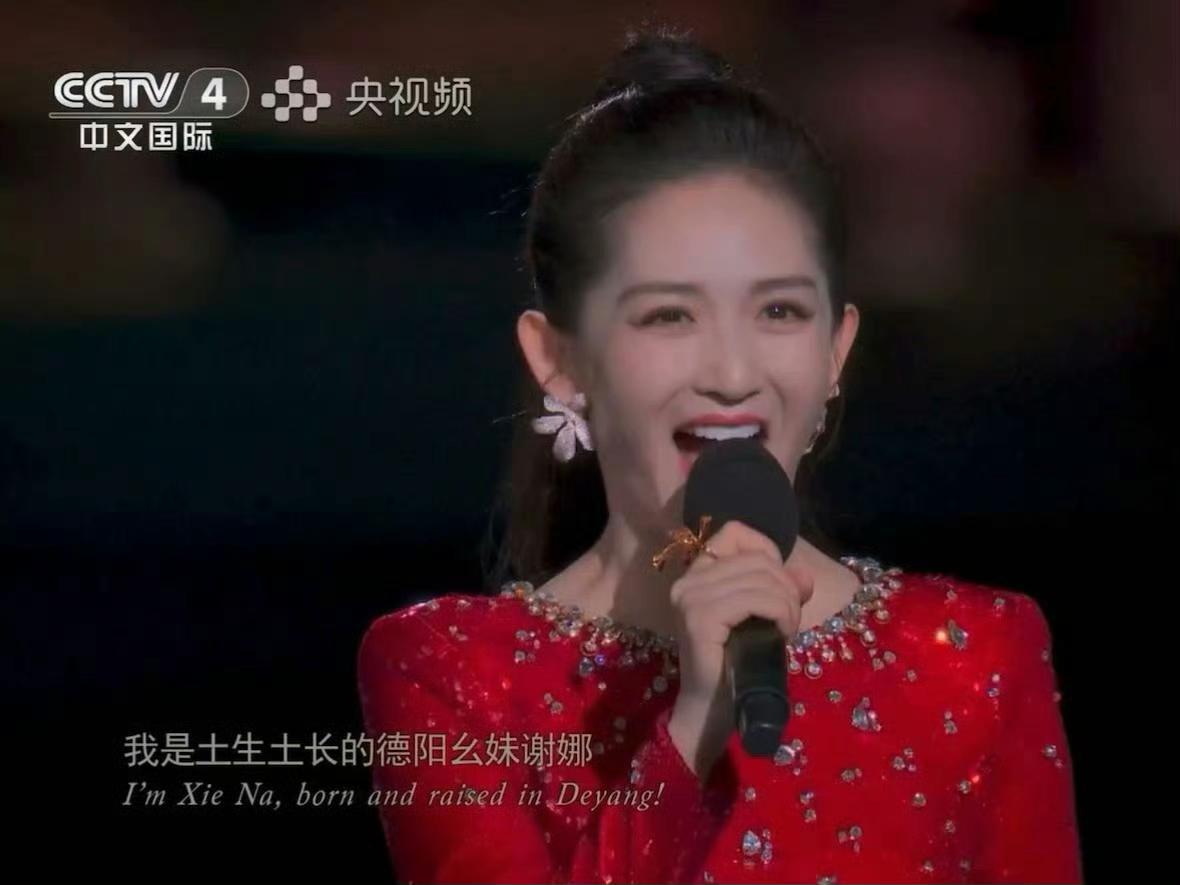 40+谢娜的央视秋晚新章：少了何老师，多了从容底气中秋月光漫过央视舞台时，