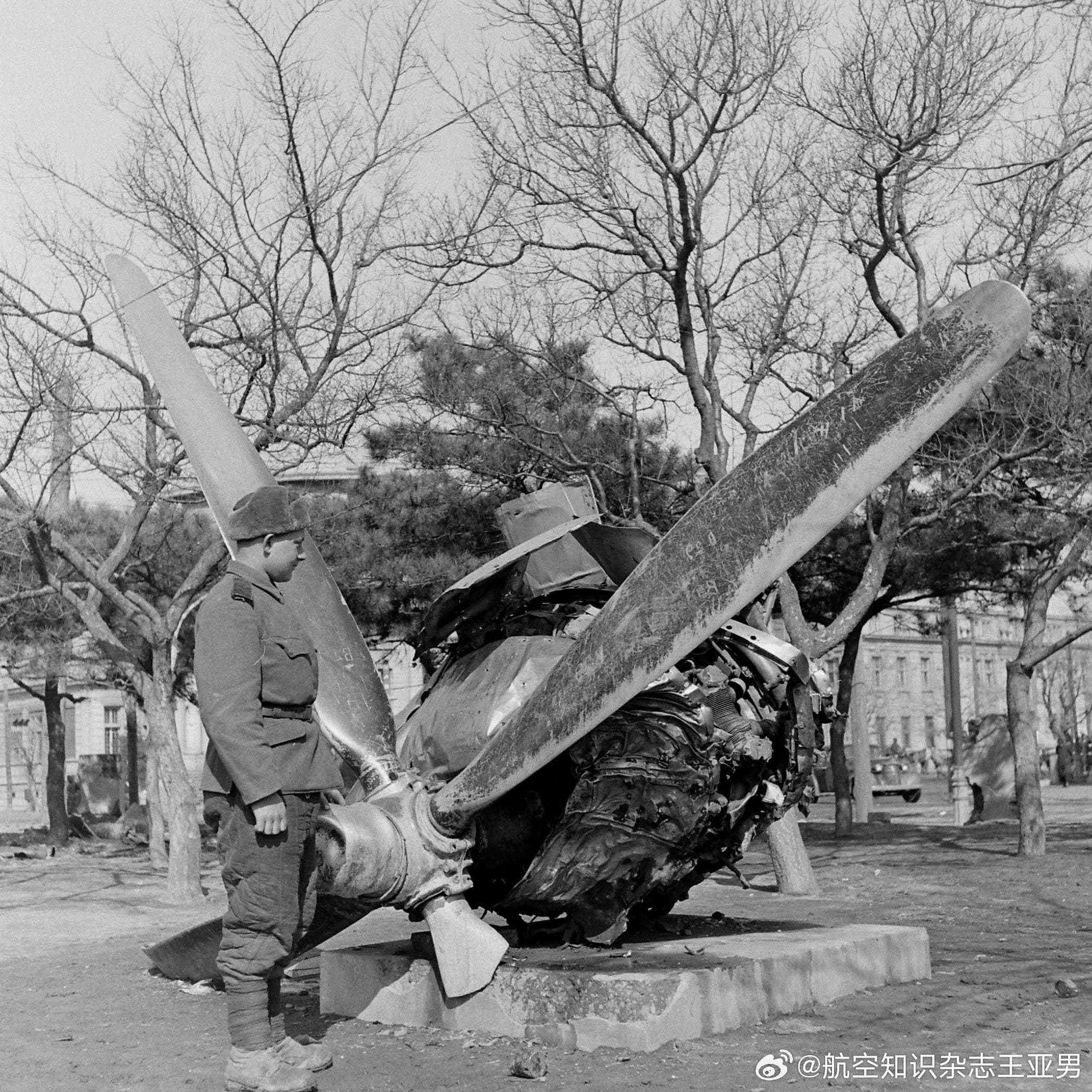 1946年3月，中国沈阳城内一处公园里，一名苏联红军士兵站在一台发动机残骸前细细