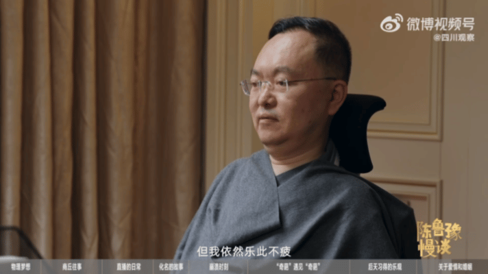 蔡磊2年几乎没离开过卧室鲁豫称这次采访最为特殊。身躯被渐冻症困住，蔡磊仅靠眼球