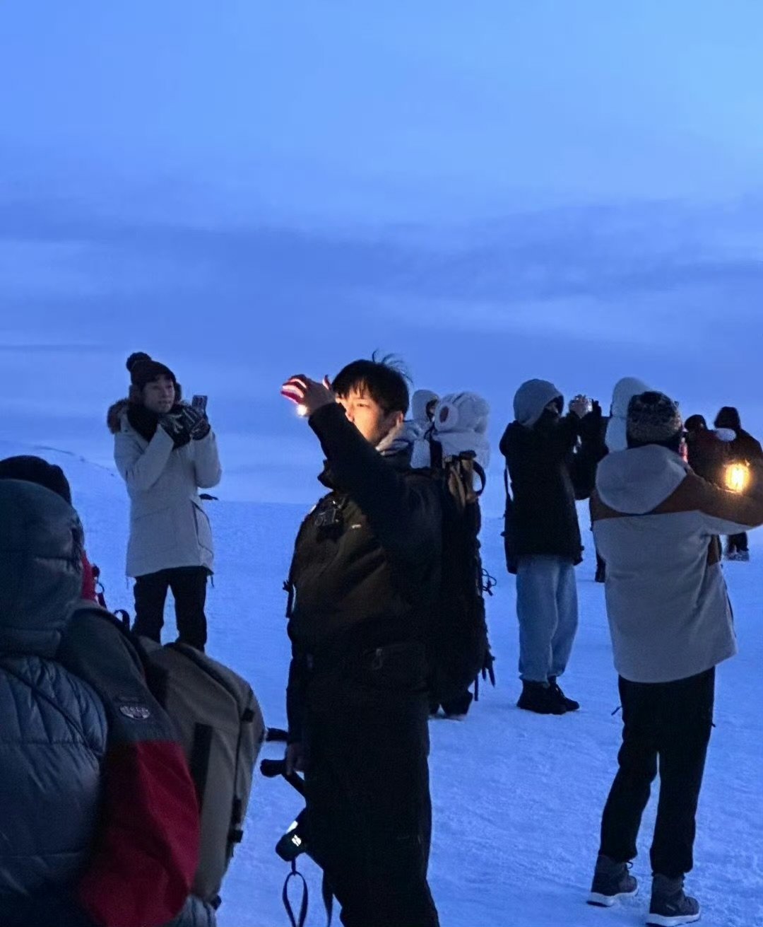 大家装作没有认出来李现给足了李现个人空间大家装作没有认出来李现，啊啊啊