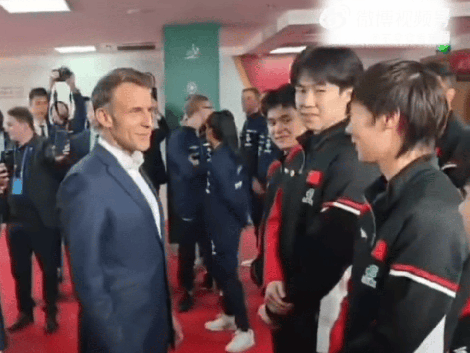 法国总统马克龙一直在喊莎莎给他发球[赞]今天法国总统来找国乒运动员们打球了，