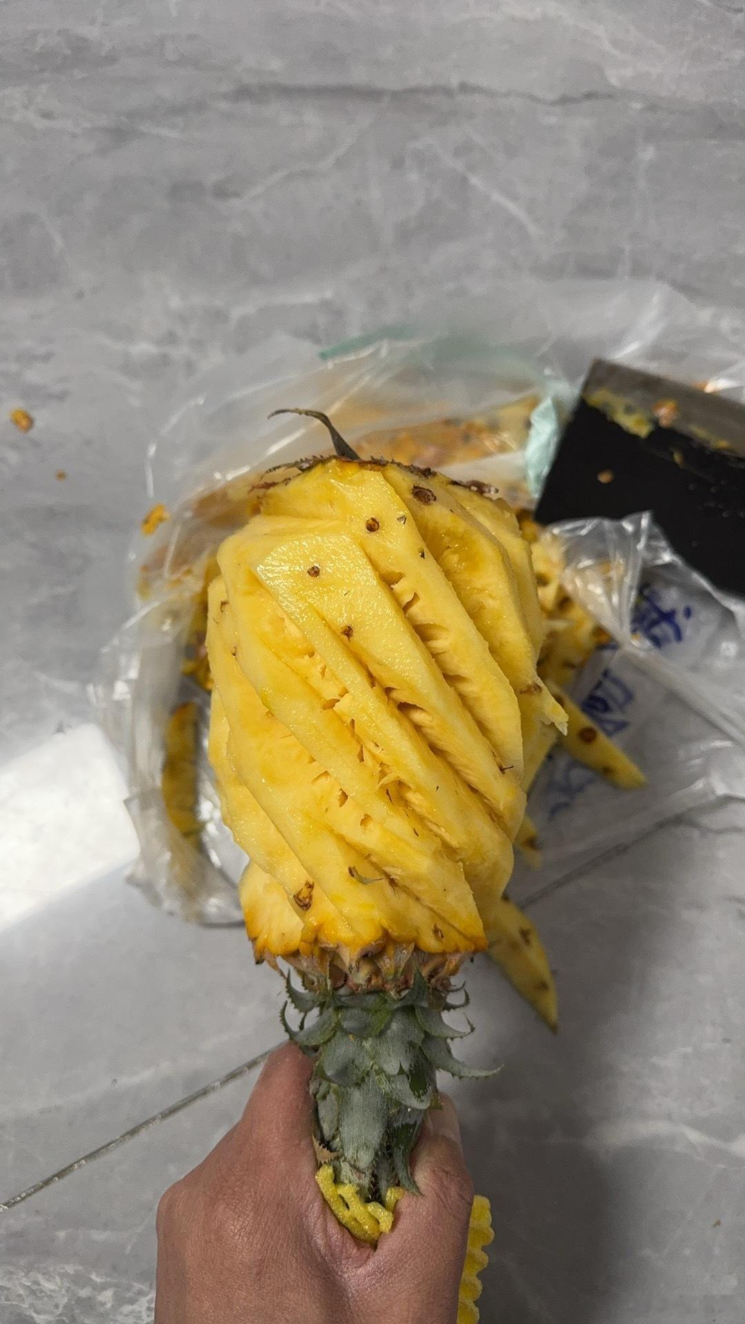 爱吃菠萝的人天塌了啊，菠萝肯定是自己削的更干净卫生啊。昨晚刚在家削了一个，切小块