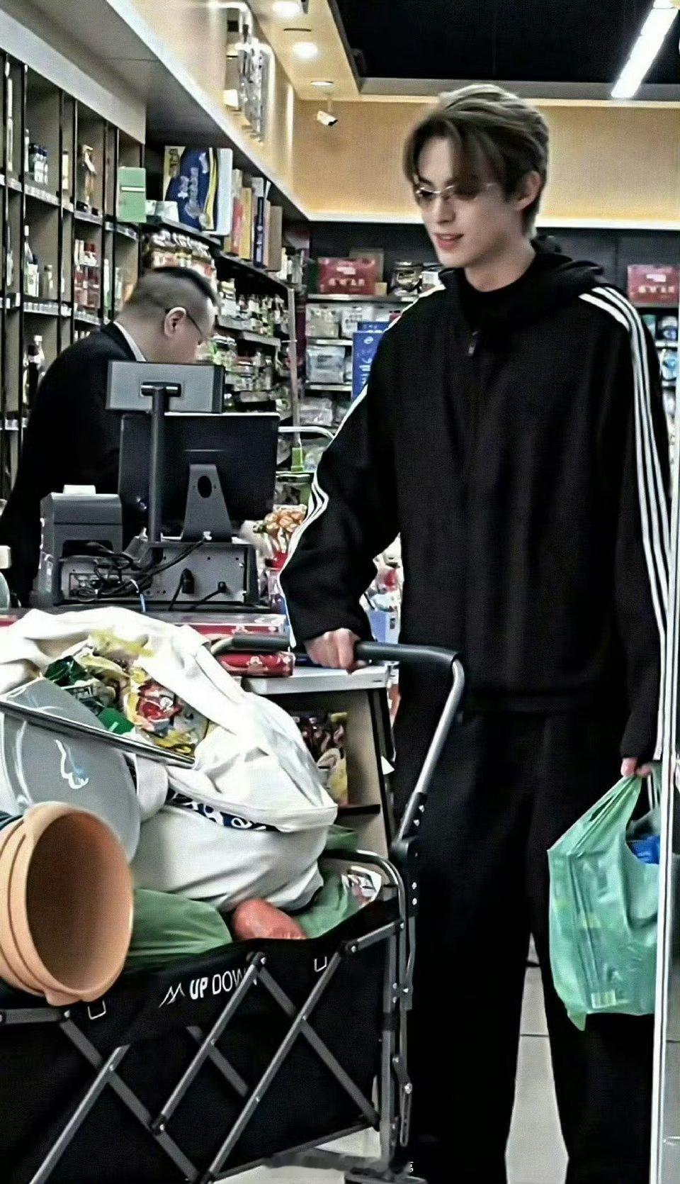 王鹤棣录制综艺居然是素颜出镜这个河堤不要太帅啊！