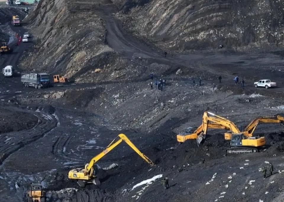 就在众议院可能解散重新大选的前夜，自民党内知名的强硬派代表人物高市早苗，与日本第