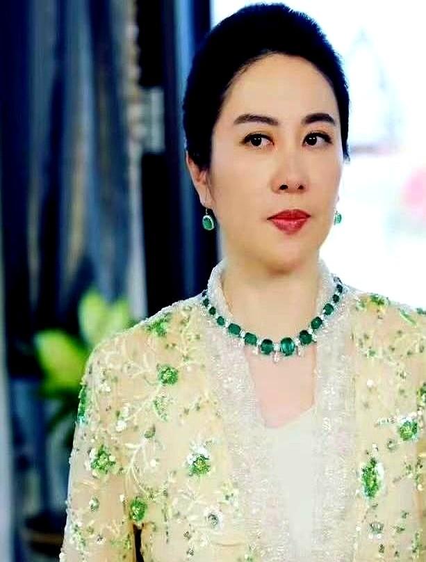 当75岁老戏骨还在短剧里扮少女索吻时，46岁的叶璇已经靠演婆婆杀疯了。都以为